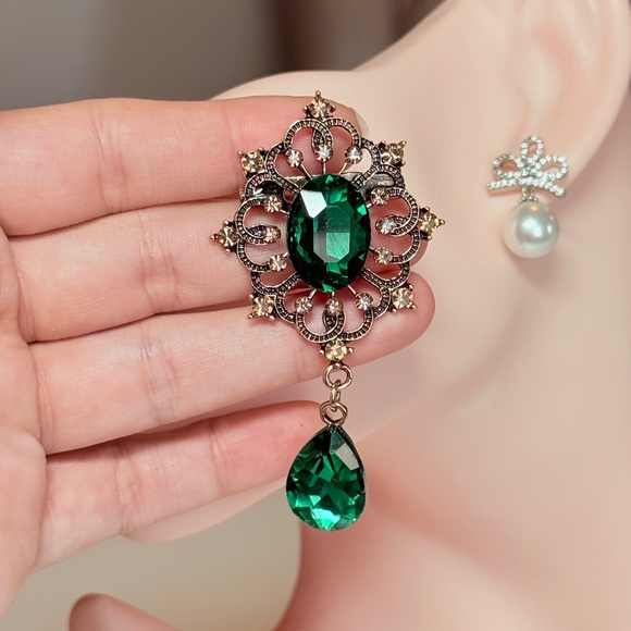 Classic Vintage Green and Gold Brooch - Picture 3 of 8